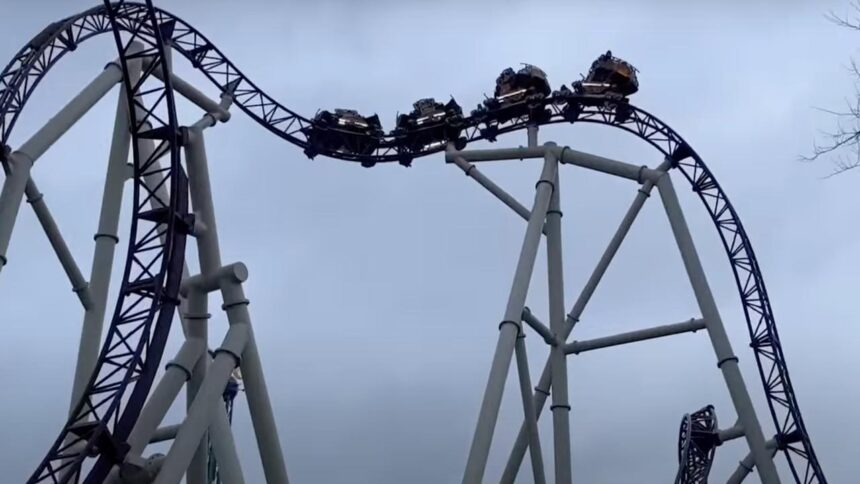 Alle negen inzittenden vastgelopen achtbaan Plopsaland bevrijd