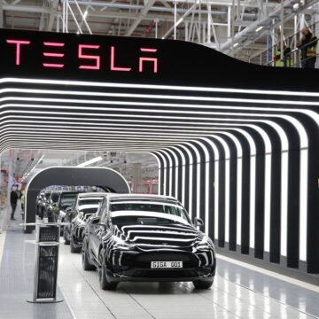 Elektroautos: Elon Musk eröffnet Tesla-Fabrik in Grünheide