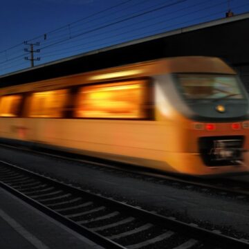 Lutto per Madre e Figlia Travolte da un Treno