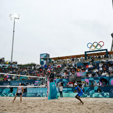 Beach volleyball begins under the Eiffel Tower despite the torrential rains