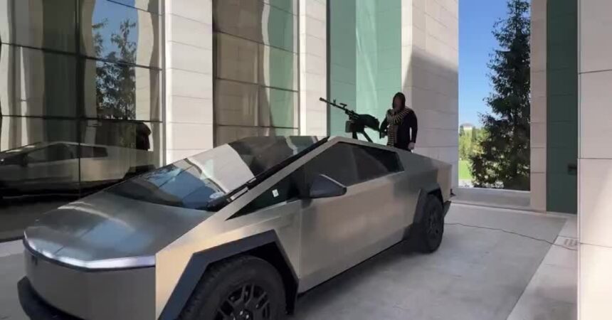 Musk regala una Tesla Cybertruck a Kadyrov, il leader ceceno la equipaggia con una mitragliatrice: “Verrà usata in Ucraina”