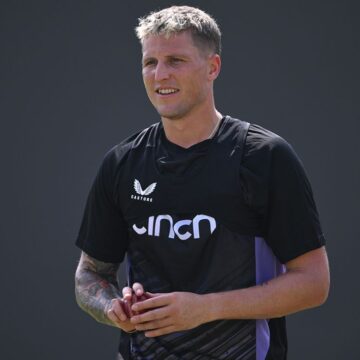 Pakistan bat first, Brydon Carse debuts for England