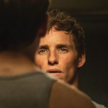 Un grande Eddie Redmayne ci porta negli occhi dell’assassino: perché vedere da oggi “The Day of the Jackal”