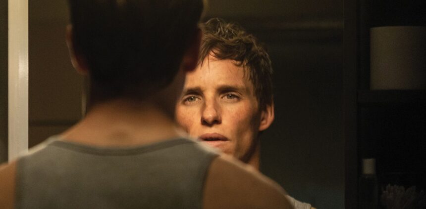 Un grande Eddie Redmayne ci porta negli occhi dell’assassino: perché vedere da oggi “The Day of the Jackal”