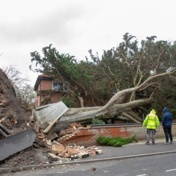 Sturm “Darragh” legt Verkehr auf Britischen Inseln lahm